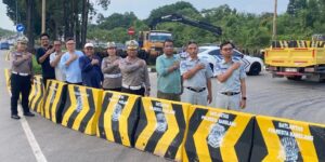 Satlantas Polresta Barelang Pasang Beton Barrier di Titik Rawan Kecelakaan