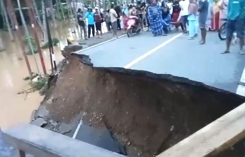 Jalur Vital Sumbar Lumpuh Total! Padang–Pekanbaru & Padang–Bengkulu Putus Diterjang Banjir dan Longsor