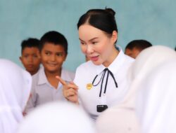 Senyum Anak Sekolah Sambut Li Claudia Chandra saat Tinjau SDN 005 Sagulung Kota