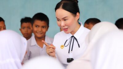 Senyum Anak Sekolah Sambut Li Claudia Chandra saat Tinjau SDN 005 Sagulung Kota