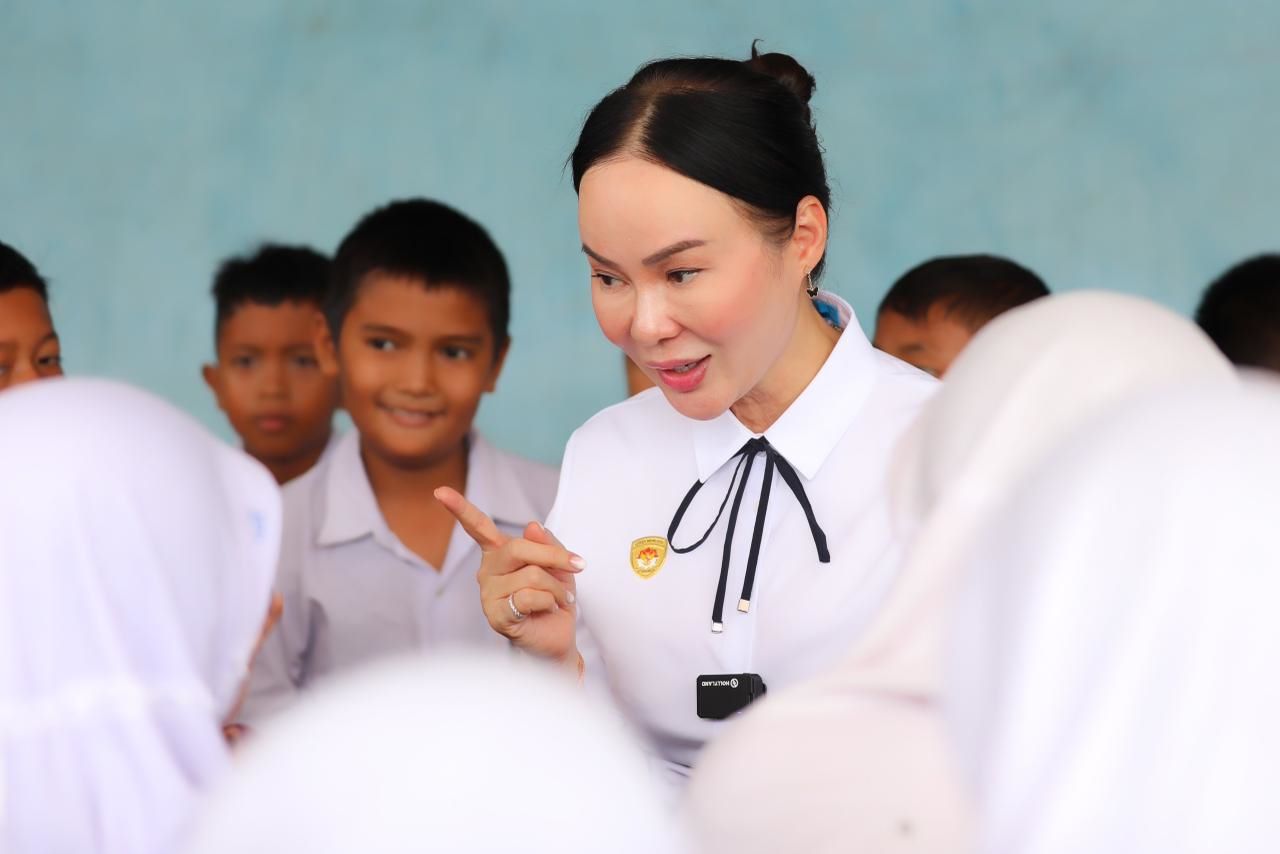 Senyum Anak Sekolah Sambut Li Claudia Chandra saat Tinjau SDN 005 Sagulung Kota