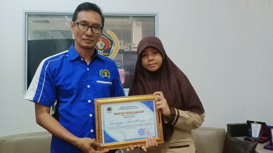PWI Batam Beri Penghargaan Thanaya, Murid MIN 1 Batam Juara Olimipiade Madrasah Indonesia 2025