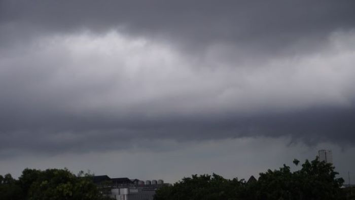 Hujan Ringan Selimuti Batam, Suhu dan Kelembapan Udara Capai Puncak Hari Ini