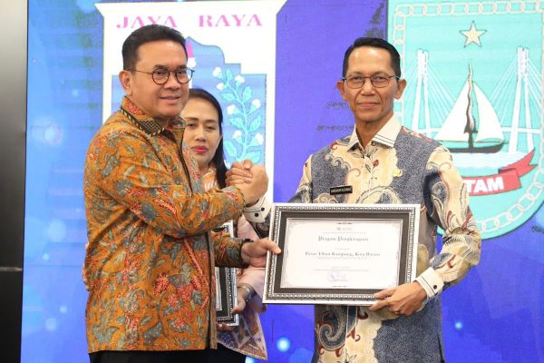 Pasar Rakyat Batam Diakui Nasional! Wali Kota Amsakar Terima Penghargaan Perlindungan Konsumen 2025