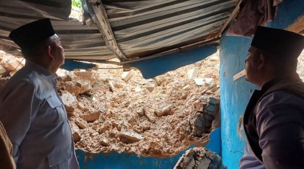 Gerak Cepat Ketua DPRD Kepri Iman Sutiawan Turun Langsung Temui Korban Longsor dan Ombak di Batam