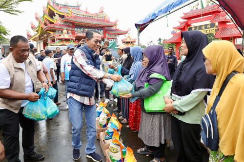 Jelang Nataru, Amsakar–Li Claudia Bagi Sembako Murah di Sagulung: Harga Pasaran Rp200 Ribu Ditebus Rp 100 Ribu