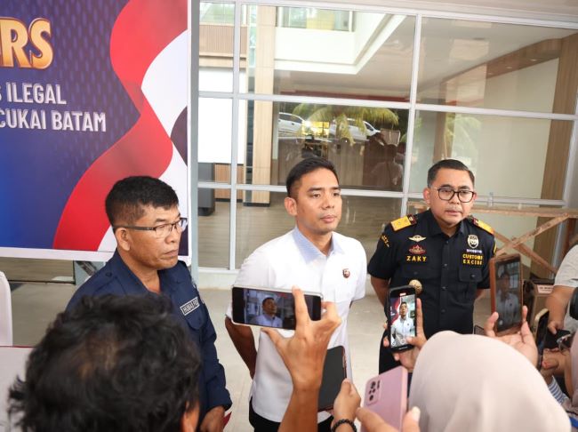 Polda Kepri Gerebek Impor Pakaian Bekas Ilegal dari Singapura, 5 Pelaku Ditangkap!
