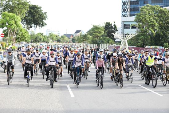 Ribuan Warga Tumpah Ruah! Amsakar dan Li Claudia Gowes Bareng di HJB ke-196 Batam