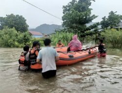 Detik-detik Evakuasi Banjir Padang! Warga Diselamatkan Pakai Perahu Karet, Jalan Ambruk Total