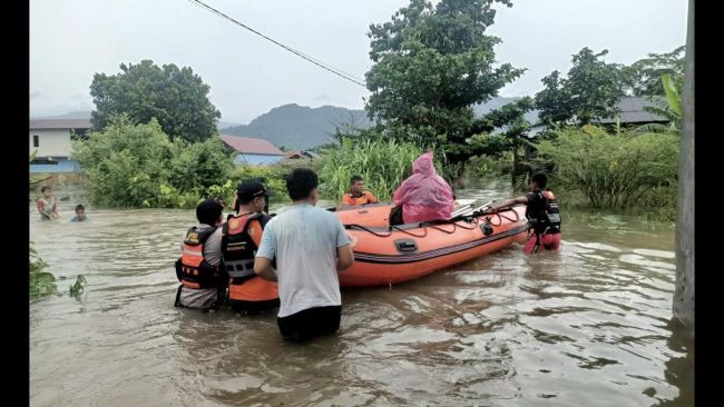 Detik-detik Evakuasi Banjir Padang! Warga Diselamatkan Pakai Perahu Karet, Jalan Ambruk Total