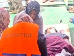 Dramatis di KMP Lome: Seorang Ibu Melahirkan di Kapal, Cuaca Gagalkan Evakuasi