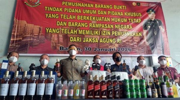 Perang Terhadap Barang Ilegal, Kejari Batam Musnahkan Sabu dan Jutaan Rokok Tanpa Cukai