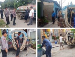 Polsek Batu Ampar Turun Tangan Kawal Distribusi Air Bersih Warga Tanjung Sengkuang Batam
