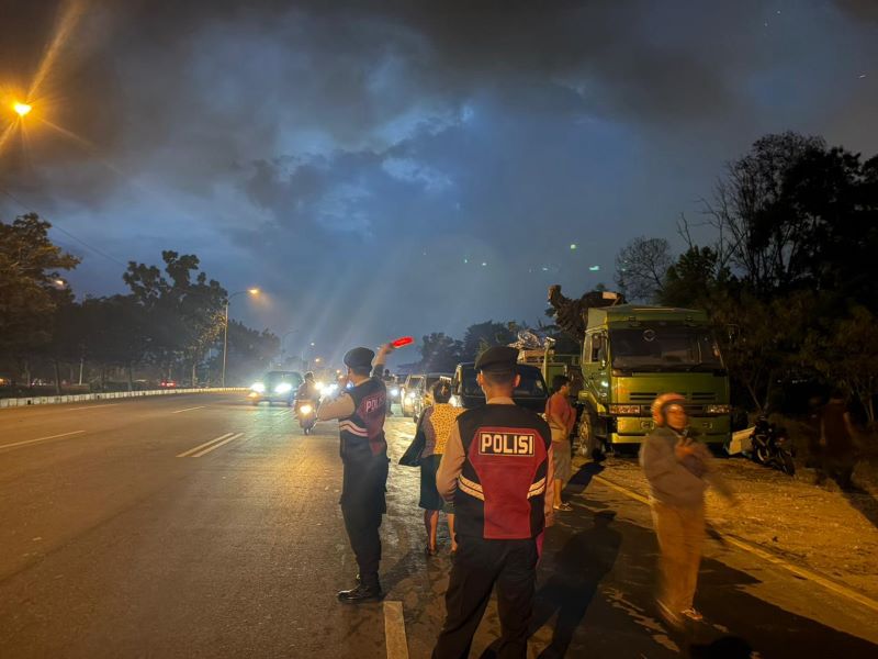 21 Personel Ditsamapta Polda Kepri Dikerahkan Padamkan Kebakaran Mega Legenda Batam