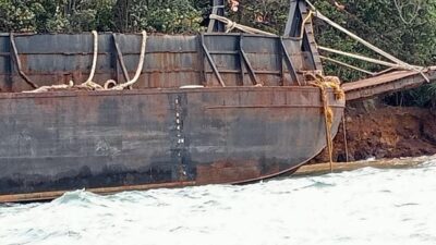 Cuaca Buruk Picu Insiden Laut! KSOP Batam Gerak Cepat Tangani Tongkang Kandas di Pulau Raja