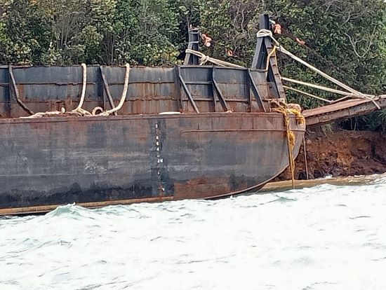 Cuaca Buruk Picu Insiden Laut! KSOP Batam Gerak Cepat Tangani Tongkang Kandas di Pulau Raja