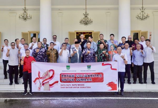Batam Tunjukkan Solidaritas! Rp4,5 Miliar Digelontorkan untuk Korban Bencana Sumbar, Gubernur Mahyeldi Terharu
