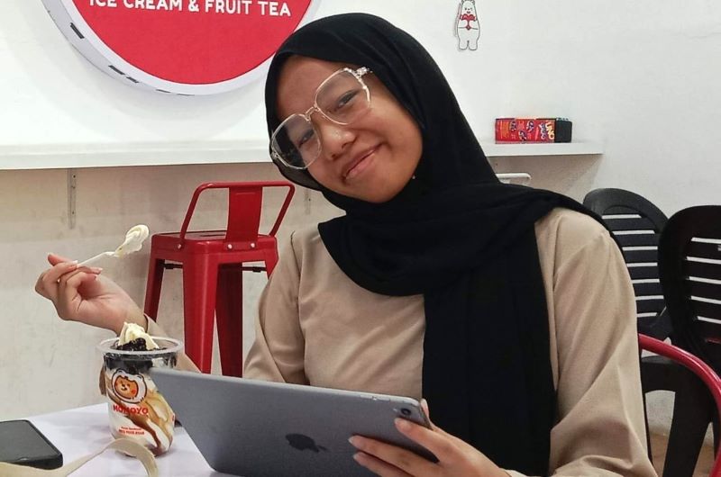 Penulis Muda Asal Batam Rilis Novel “Riana”, Usia 17 Tahun Sudah Punya 19 Karya
