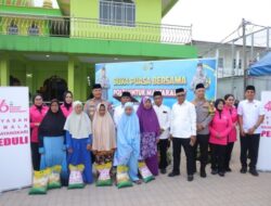 Ramadan Penuh Berkah: Kapolda Kepri Bagi Ratusan Takjil dan Beras untuk Warga