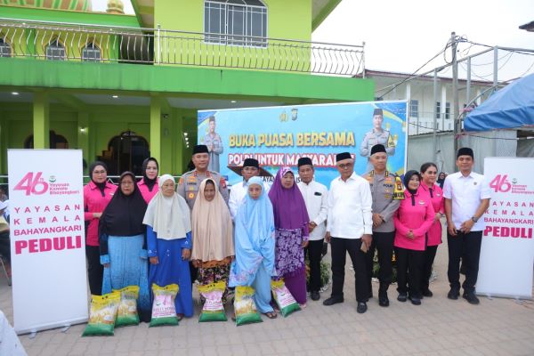 Ramadan Penuh Berkah: Kapolda Kepri Bagi Ratusan Takjil dan Beras untuk Warga