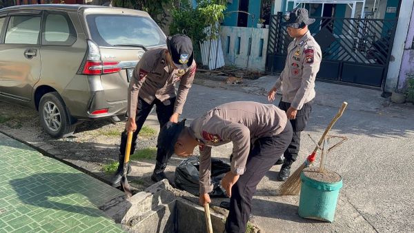 Dukung Gerakan Indonesia ASRI, Polda Kepri Turun Serentak Bersihkan Sekolah dan Masjid di Batam