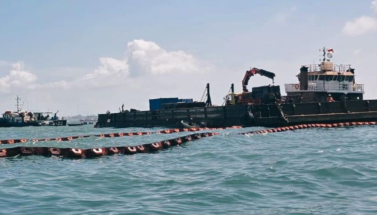 Cegah Pencemaran Laut, PPL Gelar Oil Boom 200 Meter di Pulau Dongas Batam