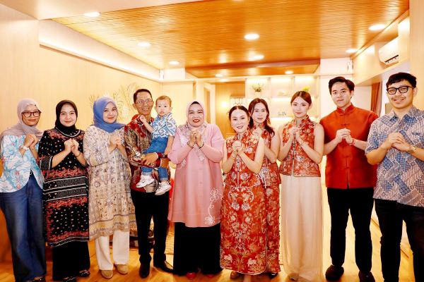 Imlek 2026 di Batam Makin Hangat! Amsakar Achmad Hadiri Open House Li Claudia, Warga Bebas Sampaikan Aspirasi