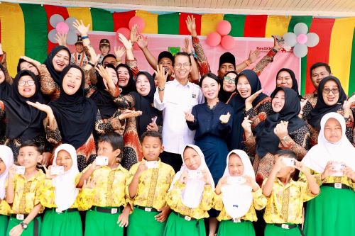 Bagikan KIA di SDN 006 Batam Kota, Amsakar: Negara Hadir Lindungi Anak