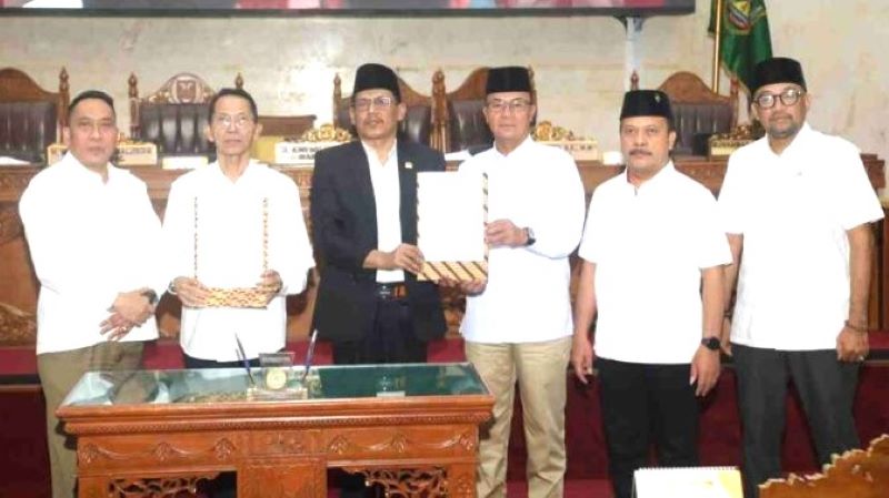 DPRD Batam Ketok Palu! Aturan Baru Adminduk Disahkan, Warga Bakal Dapat Layanan Gratis?