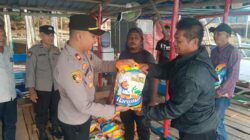 Polsek Bulang Berbagi Sembako untuk Penambang Perahu Pulau Buluh