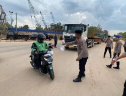 Satpolairud Polresta Barelang Bagikan Takjil kepada Masyarakat