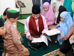 Bukan Sekadar Tarawih! Amsakar Dikerubungi Anak-anak di Masjid Sekupang, Ada yang Bawa Buku Minta Tanda Tangan