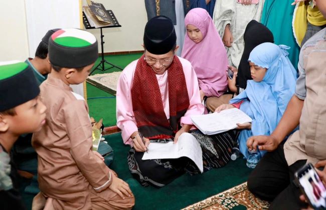 Bukan Sekadar Tarawih! Amsakar Dikerubungi Anak-anak di Masjid Sekupang, Ada yang Bawa Buku Minta Tanda Tangan