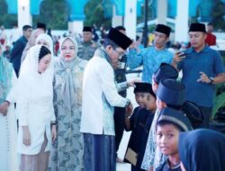 1.200 Anak Yatim Tersenyum di Masjid Agung Batam, Amsakar–Li Claudia Serahkan Santunan Ramadan