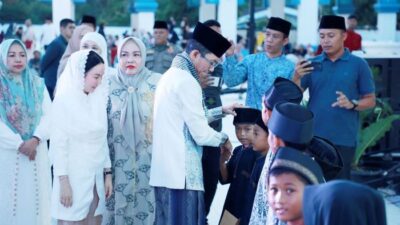 1.200 Anak Yatim Tersenyum di Masjid Agung Batam, Amsakar–Li Claudia Serahkan Santunan Ramadan