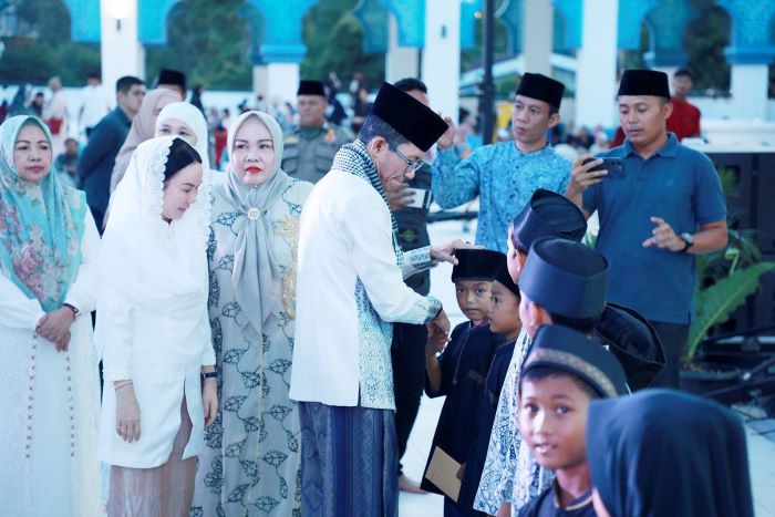 1.200 Anak Yatim Tersenyum di Masjid Agung Batam, Amsakar–Li Claudia Serahkan Santunan Ramadan