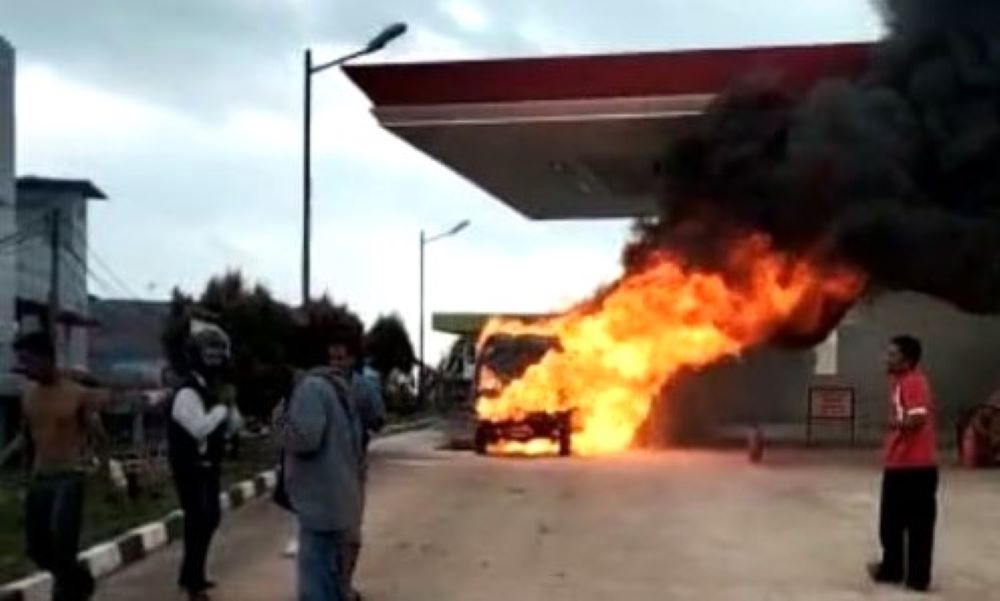 Nyaris Picu Kebakaran Besar! Mobil Terbakar Saat Isi BBM di SPBU Sagulung Batam