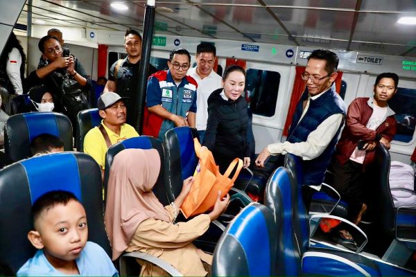 Dini Hari Turun ke Pelabuhan, Amsakar–Li Claudia Sidak Arus Mudik Sekupang: Pemudik Kaget Dapat Sembako!