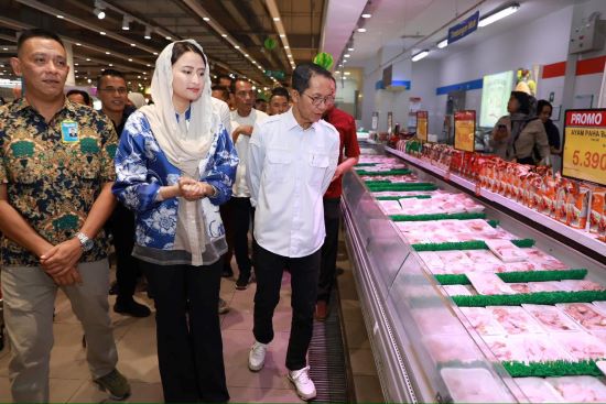 Amsakar dan Wamendag Turun ke Supermarket, Cek Harga Sembako Jelang Lebaran di Batam