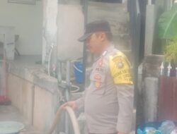 Hari ke-68, Polsek Batu Ampar Kawal Distribusi Air Bersih untuk Warga Terdampak