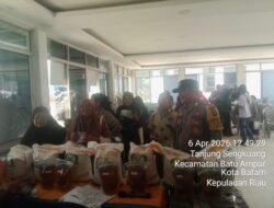 Bhabinkamtibmas Tanjung Sengkuang Pantau Penyaluran Bantuan Pangan, Sampaikan Imbauan Kamtibmas