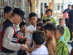 Polisi Turun ke Masjid, Batara Biru Polsek Sekupang Tebar Berkah Jumat di Tiban
