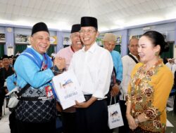 Momen Mengharukan! Amsakar Achmad Antar JCH Batam dengan Bingkisan Rendang dan Sambal Ikan Bilis