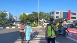 Polwan Polresta Barelang Atur Lalin di SDN 001 Sungai Panas, Jaga Keselamatan Pelajar