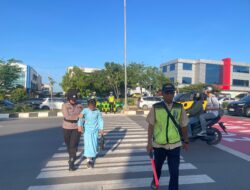 Polwan Polresta Barelang Atur Lalin di SDN 001 Sungai Panas, Jaga Keselamatan Pelajar