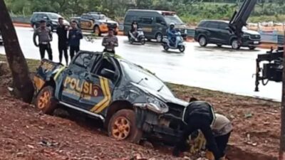 Mobil Patroli Polda Kepri Terguling di Nongsa! Diduga Melaju Kencang Saat Hujan Deras