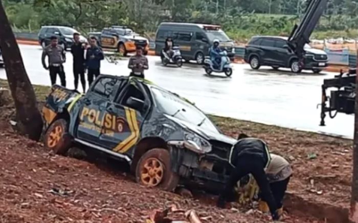 Mobil Patroli Polda Kepri Terguling di Nongsa! Diduga Melaju Kencang Saat Hujan Deras
