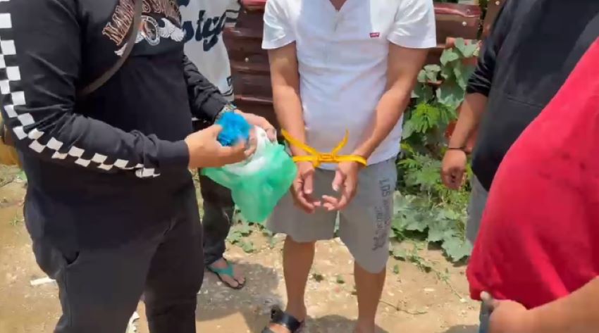 Digrebek di Pinggir Jalan, Polisi Temukan Sabu Ratusan Gram di Tangan Pria Ini