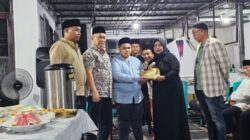 Tangis Pecah di Rumah Duka! PWI Pusat Serahkan Uang Duka untuk Keluarga Zulmansyah Sekedang