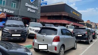 Miris! Trotoar di Greenland Batam Center Dikuasai Kendaraan, Pejalan Kaki Terpinggirkan